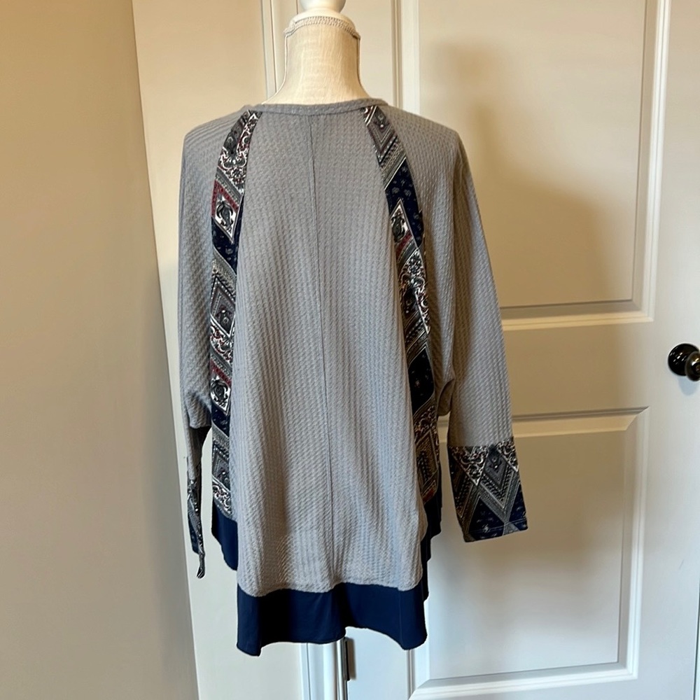 Umgee Hi-Lo Tunic Gray Base with Pretty Navy Red Green Print❤️GREAT CONDITION! - Picture 9 of 11